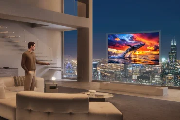 LG OLED evo W6 Wallpaper en sala de lujo con pantalla inalámbrica ultradelgada mostrando una ballena al atardecer en 4K.
