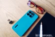 Smartphone HONOR X8c en color azul sobre escritorio de madera, acompañado de lentes, libreta negra, bolígrafo blanco y clip metálico.