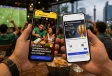 Usuarios consultan la promoción Futbol 2026 de Mercado Pago con cashback y premios durante una transmisión deportiva.